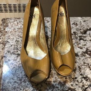 Sofft brand peep toe heels in Nude size 8.5W   